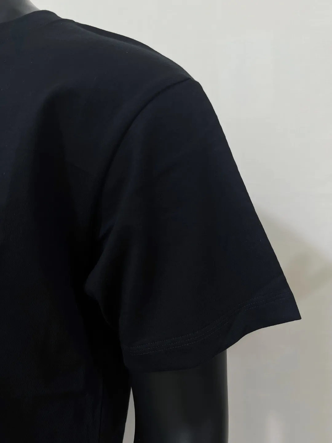 P140 Stone Island/Stone Island classic official website is on sale; small logo embroidery and pressed round neck short-sleeved T-shirt, strictly control the size of the logo, neat and clear letters, and the details are consistent with the original version; the original 240g double yarn 100% cotton fabric is selected; the upper body is simple, beautiful and very durable, with three-needle stitching and high-standard workmanship, with complete three-label details, high-temperature washing, soft fabric, better breathability, no shrinkage or deformation after washing, versatile style Match as you like, European size version, colors: black, dark gray, lilac gray, white; sizes XS-L, (L can wear up to 200 pounds)